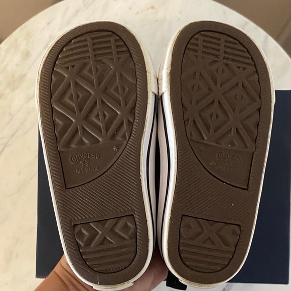 Converse Kids Black and White Sneakers with Velcro. Size 7 - Picture 11 of 11